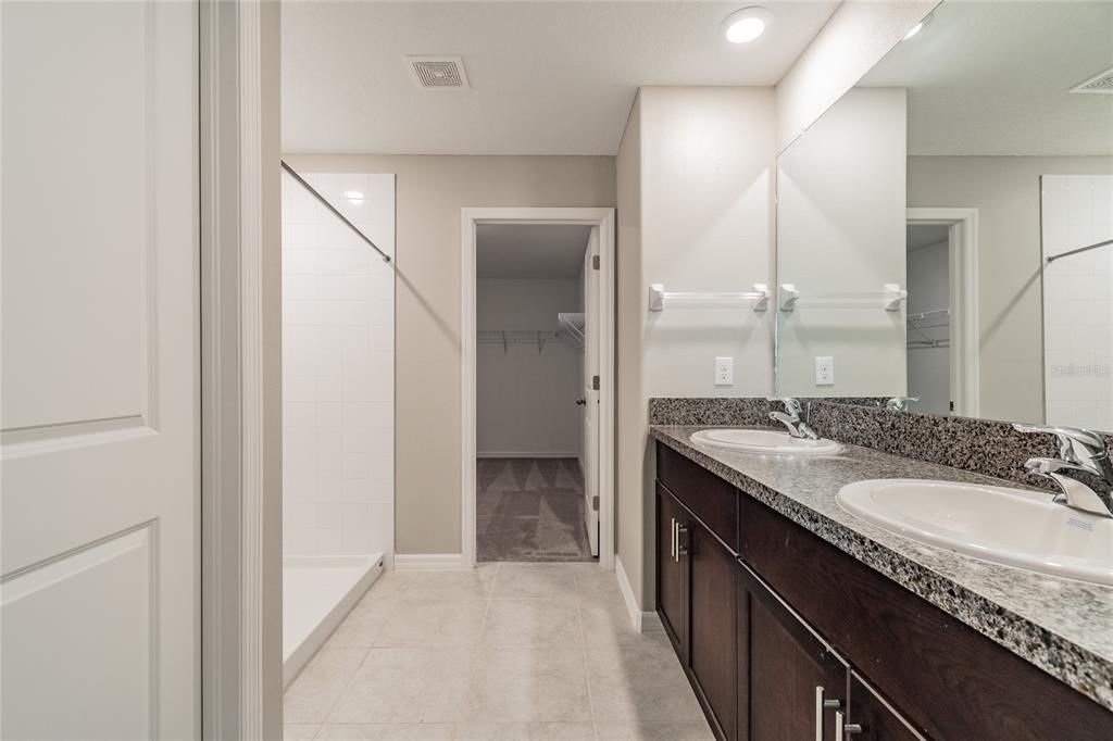 For Rent: $2,390 (4 beds, 2 baths, 2635 Square Feet)