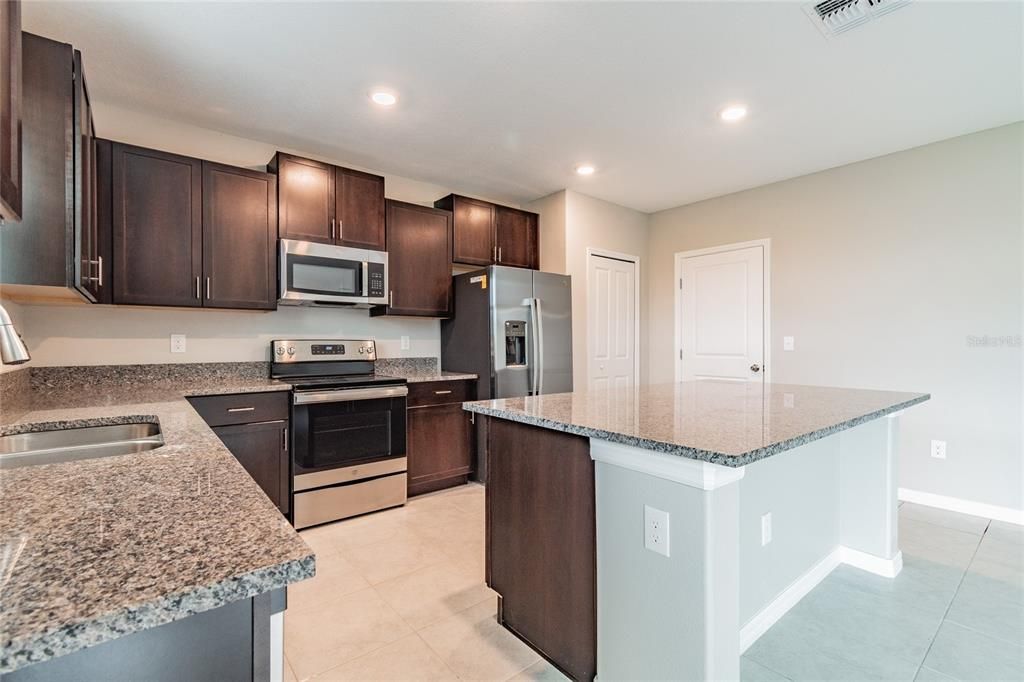 For Rent: $2,390 (4 beds, 2 baths, 2635 Square Feet)