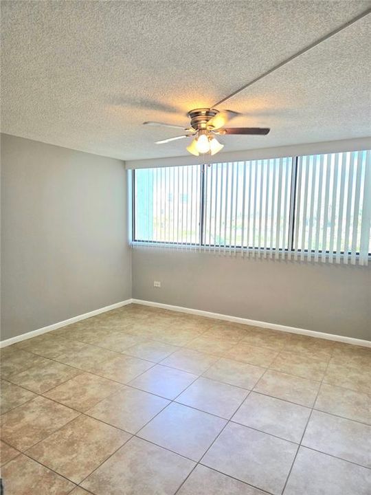 Activo con contrato: $1,700 (1 camas, 1 baños, 885 Pies cuadrados)