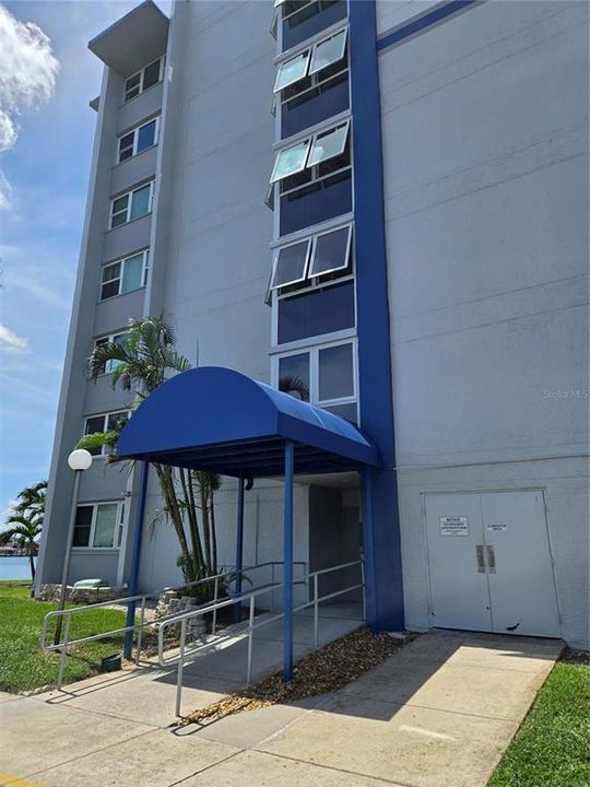 Activo con contrato: $1,700 (1 camas, 1 baños, 885 Pies cuadrados)