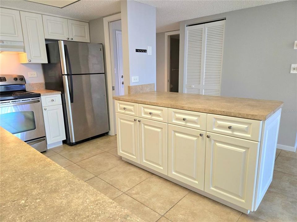 Activo con contrato: $1,700 (1 camas, 1 baños, 885 Pies cuadrados)