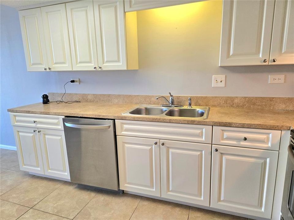 Activo con contrato: $1,700 (1 camas, 1 baños, 885 Pies cuadrados)