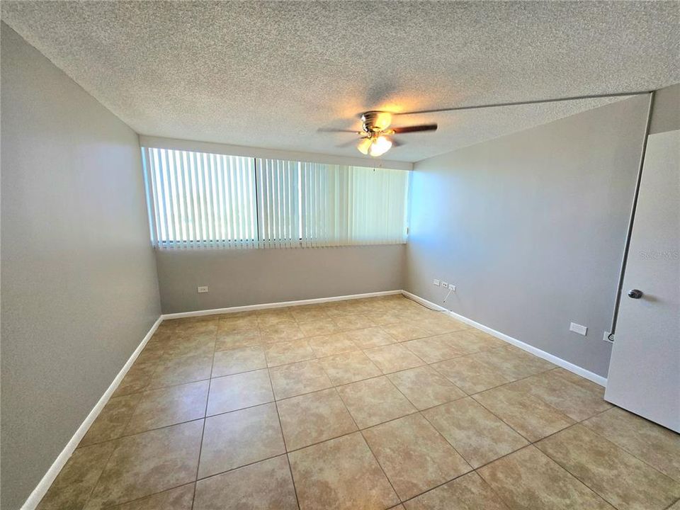 Activo con contrato: $1,700 (1 camas, 1 baños, 885 Pies cuadrados)