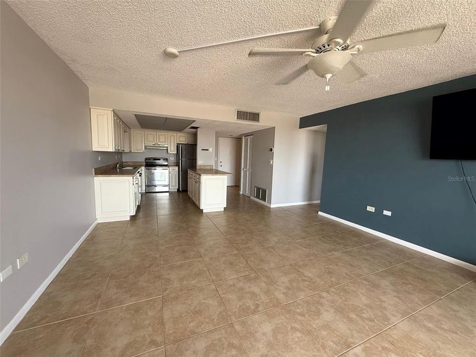 Activo con contrato: $1,700 (1 camas, 1 baños, 885 Pies cuadrados)