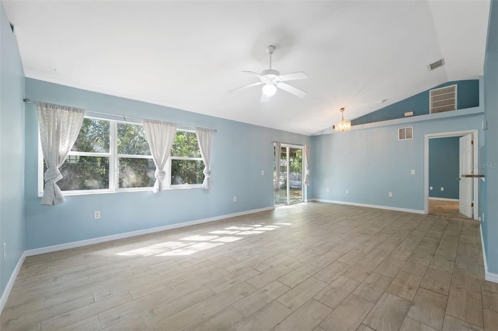 Active With Contract: $245,000 (3 beds, 2 baths, 1249 Square Feet)