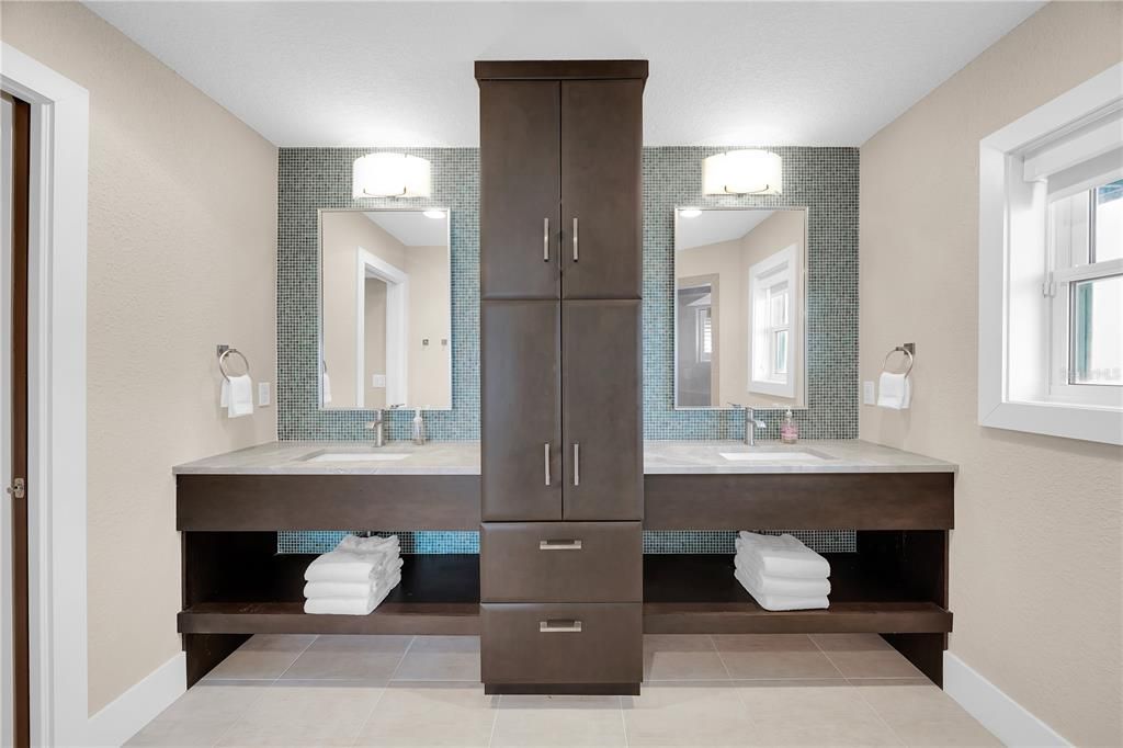 待售: $1,950,000 (4 贝兹, 3 浴室, 3615 平方英尺)