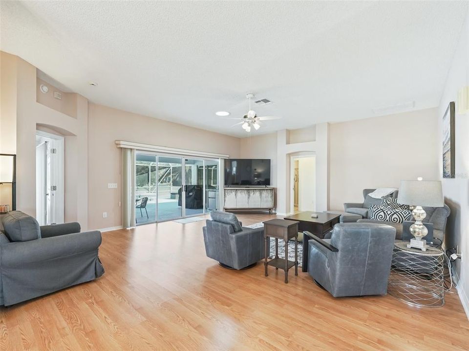 出租: $4,500 (3 贝兹, 2 浴室, 1943 平方英尺)