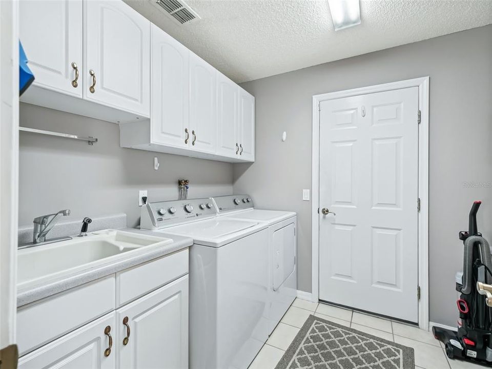 出租: $4,500 (3 贝兹, 2 浴室, 1943 平方英尺)