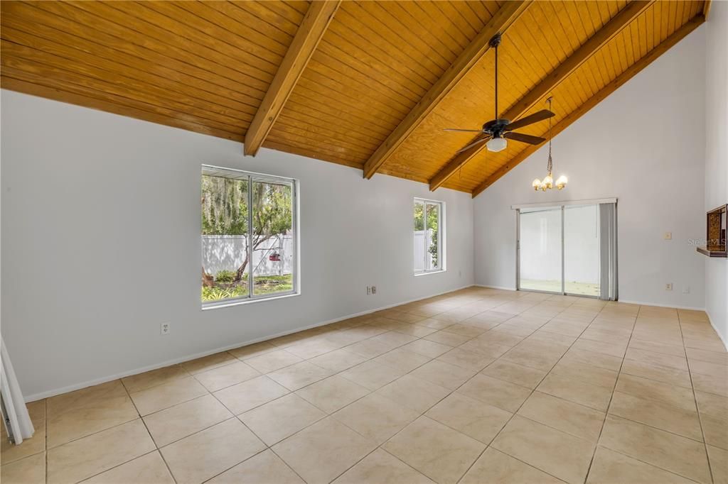 Activo con contrato: $250,000 (3 camas, 2 baños, 1533 Pies cuadrados)