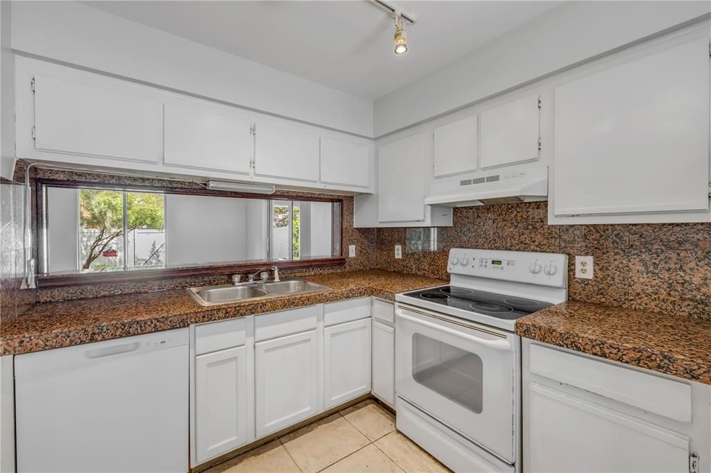 Activo con contrato: $250,000 (3 camas, 2 baños, 1533 Pies cuadrados)