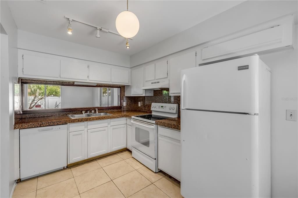 Activo con contrato: $250,000 (3 camas, 2 baños, 1533 Pies cuadrados)