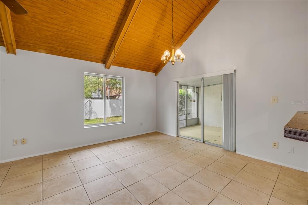 Activo con contrato: $250,000 (3 camas, 2 baños, 1533 Pies cuadrados)