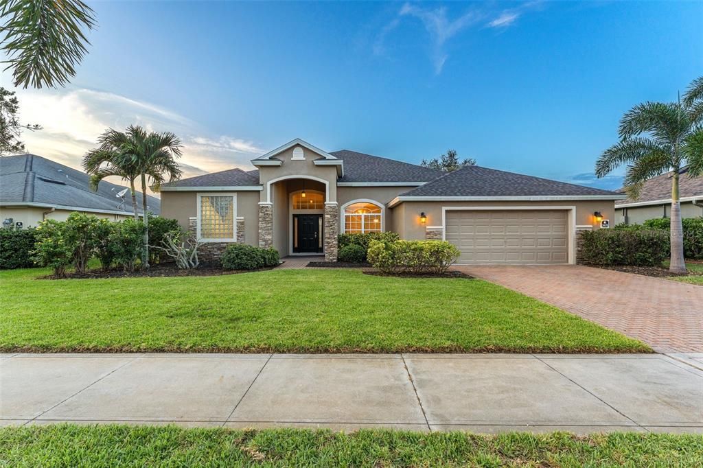 合同活跃: $625,000 (4 贝兹, 3 浴室, 2470 平方英尺)