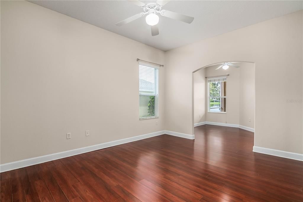 合同活跃: $625,000 (4 贝兹, 3 浴室, 2470 平方英尺)