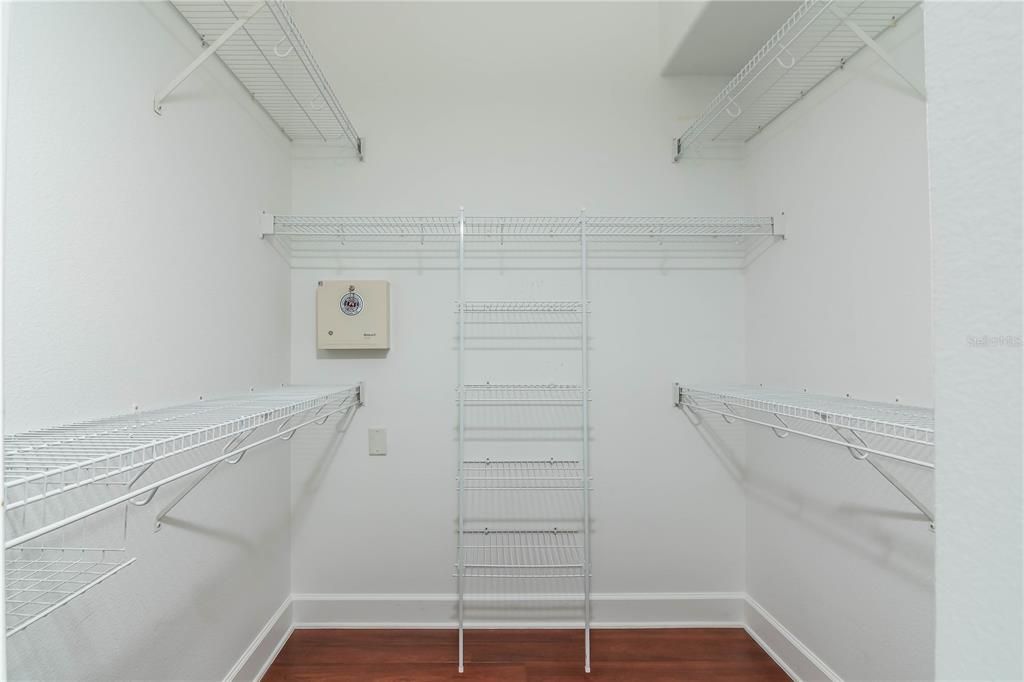 合同活跃: $625,000 (4 贝兹, 3 浴室, 2470 平方英尺)