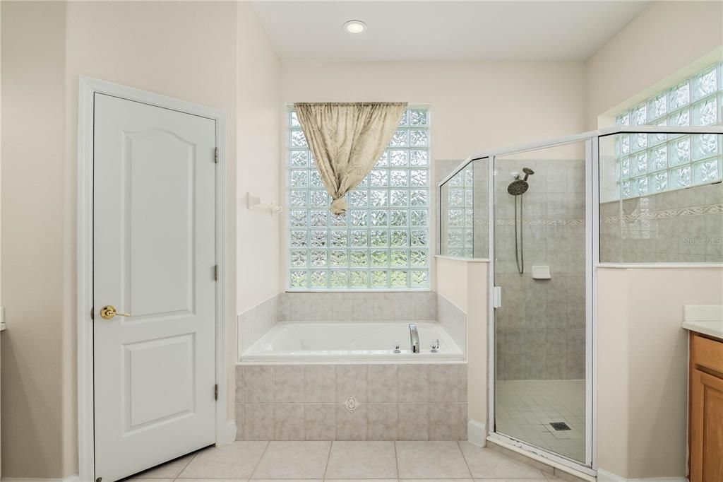 合同活跃: $625,000 (4 贝兹, 3 浴室, 2470 平方英尺)