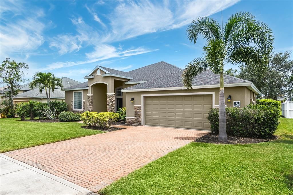 合同活跃: $625,000 (4 贝兹, 3 浴室, 2470 平方英尺)