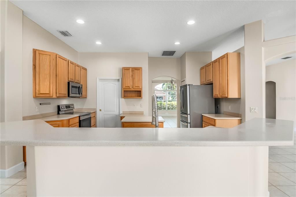 合同活跃: $625,000 (4 贝兹, 3 浴室, 2470 平方英尺)