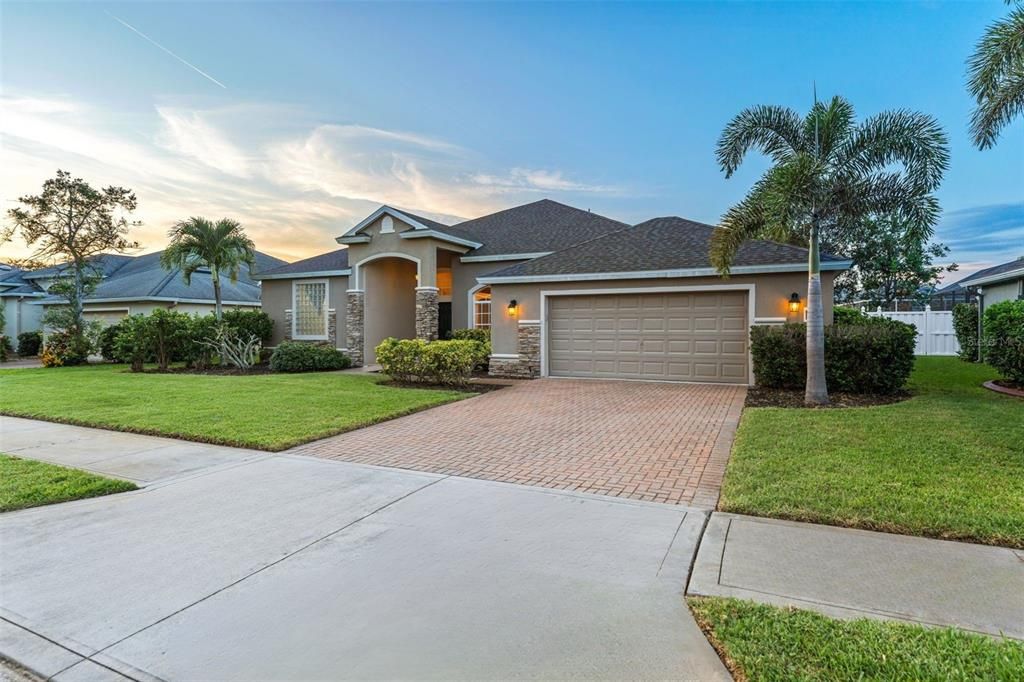 合同活跃: $625,000 (4 贝兹, 3 浴室, 2470 平方英尺)