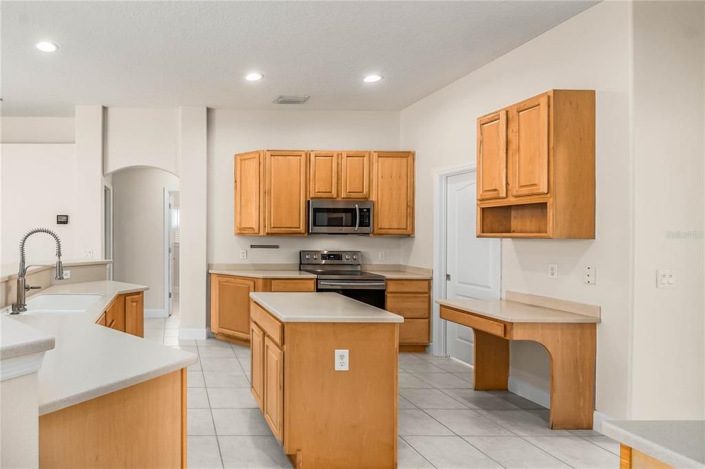 合同活跃: $625,000 (4 贝兹, 3 浴室, 2470 平方英尺)