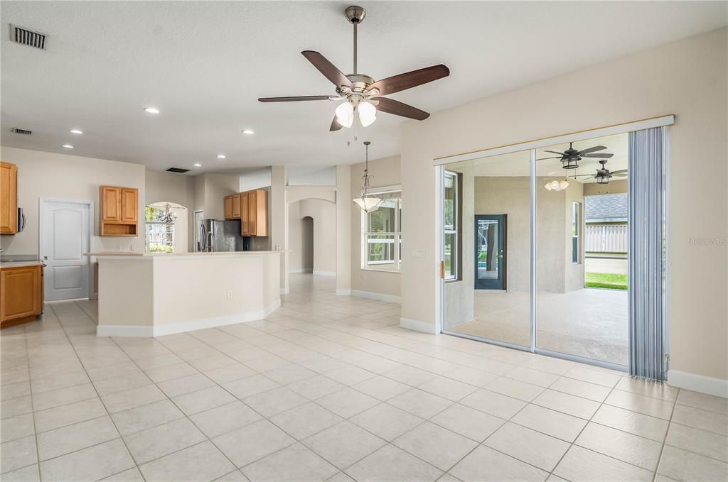 合同活跃: $625,000 (4 贝兹, 3 浴室, 2470 平方英尺)