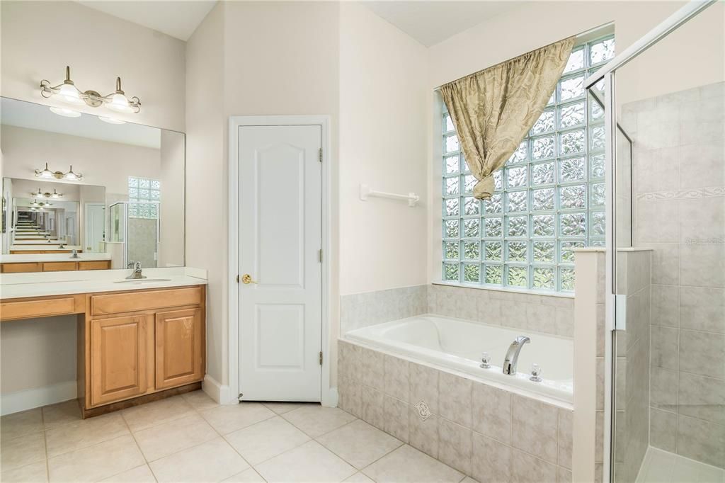 合同活跃: $625,000 (4 贝兹, 3 浴室, 2470 平方英尺)