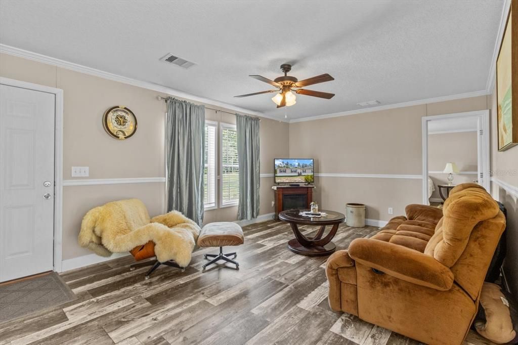 En Venta: $295,000 (4 camas, 2 baños, 1848 Pies cuadrados)