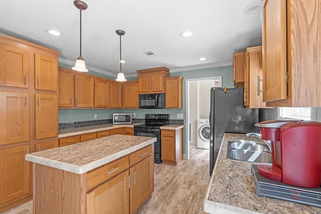 En Venta: $295,000 (4 camas, 2 baños, 1848 Pies cuadrados)