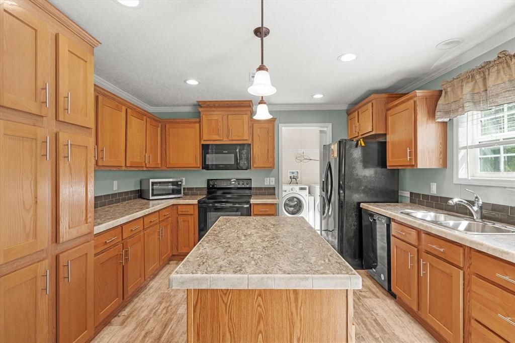 En Venta: $295,000 (4 camas, 2 baños, 1848 Pies cuadrados)