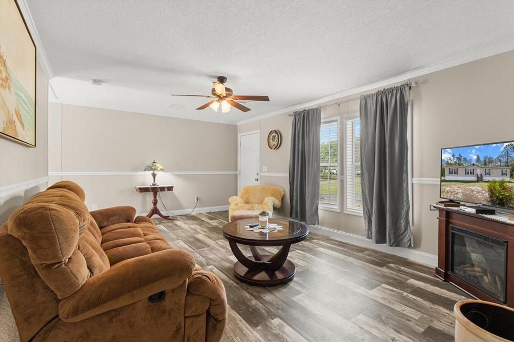 En Venta: $295,000 (4 camas, 2 baños, 1848 Pies cuadrados)