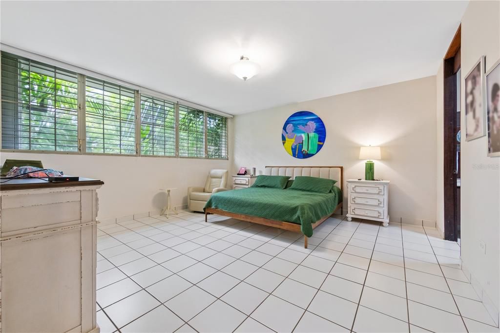 En Venta: $1,375,000 (5 camas, 4 baños, 3500 Pies cuadrados)