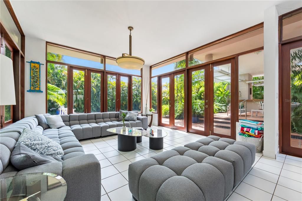 En Venta: $1,375,000 (5 camas, 4 baños, 3500 Pies cuadrados)