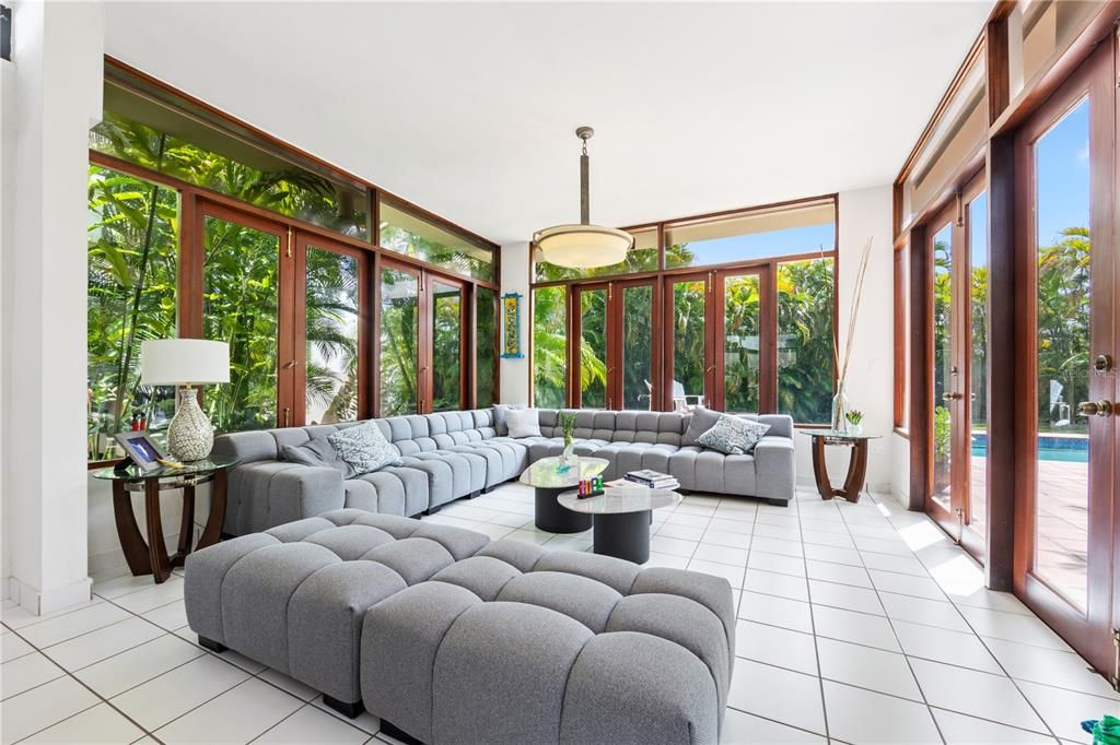 En Venta: $1,375,000 (5 camas, 4 baños, 3500 Pies cuadrados)