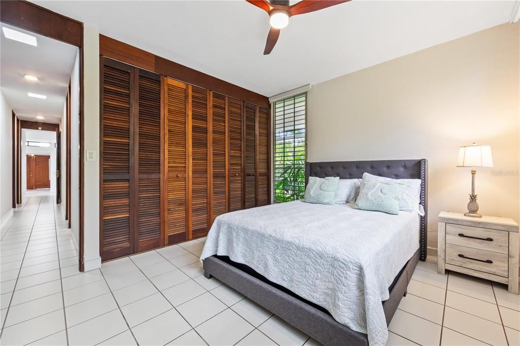 En Venta: $1,375,000 (5 camas, 4 baños, 3500 Pies cuadrados)