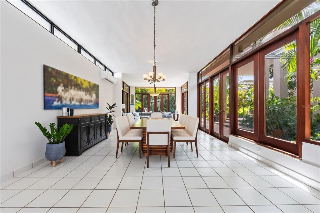 En Venta: $1,375,000 (5 camas, 4 baños, 3500 Pies cuadrados)