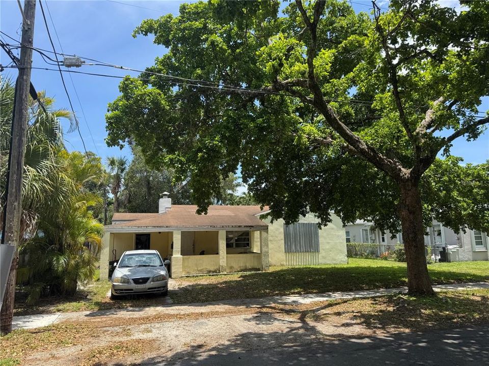 На продажу: $9,999,999 (3 спален, 1 ванн, 1040 Квадратных фут)