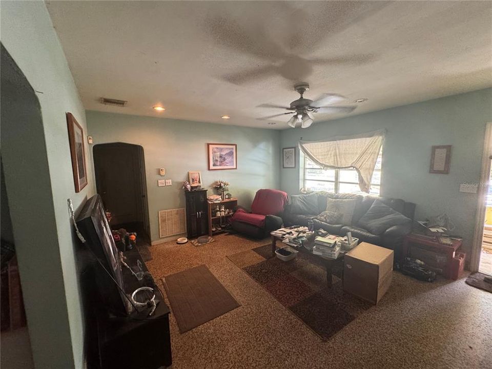 На продажу: $9,999,999 (3 спален, 1 ванн, 1040 Квадратных фут)