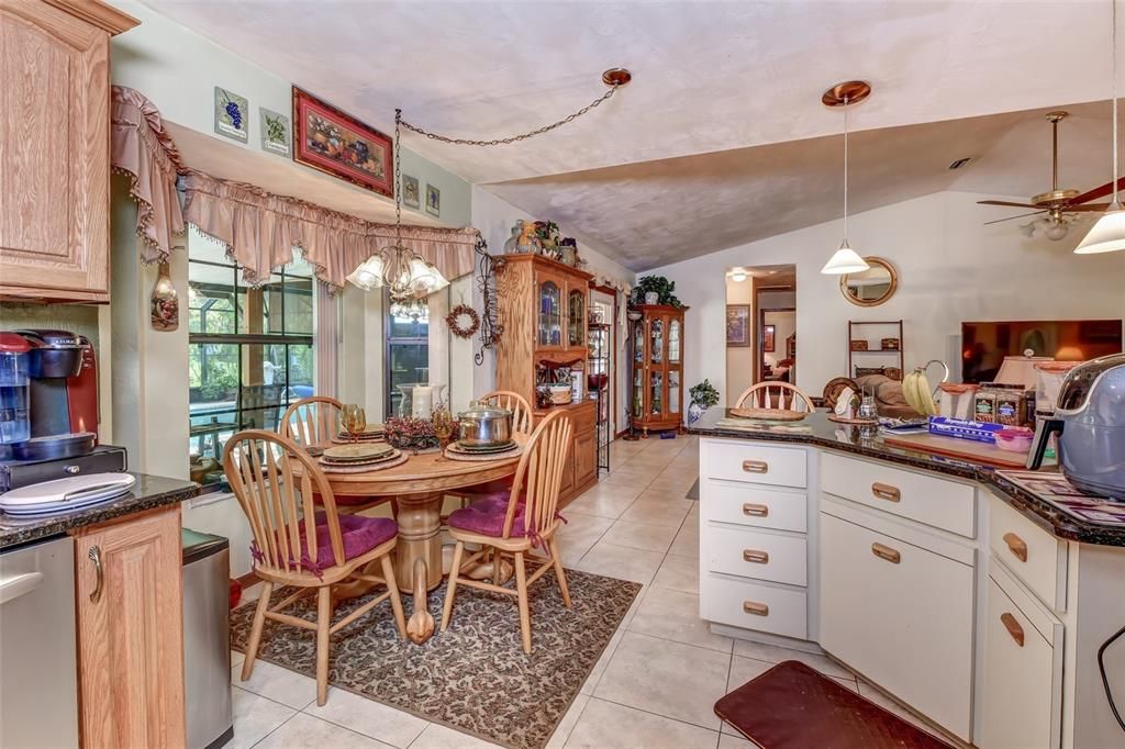 Под контрактом: $525,000 (3 спален, 3 ванн, 1874 Квадратных фут)