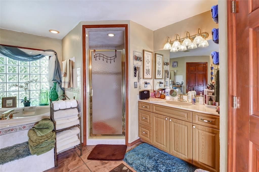 Под контрактом: $525,000 (3 спален, 3 ванн, 1874 Квадратных фут)