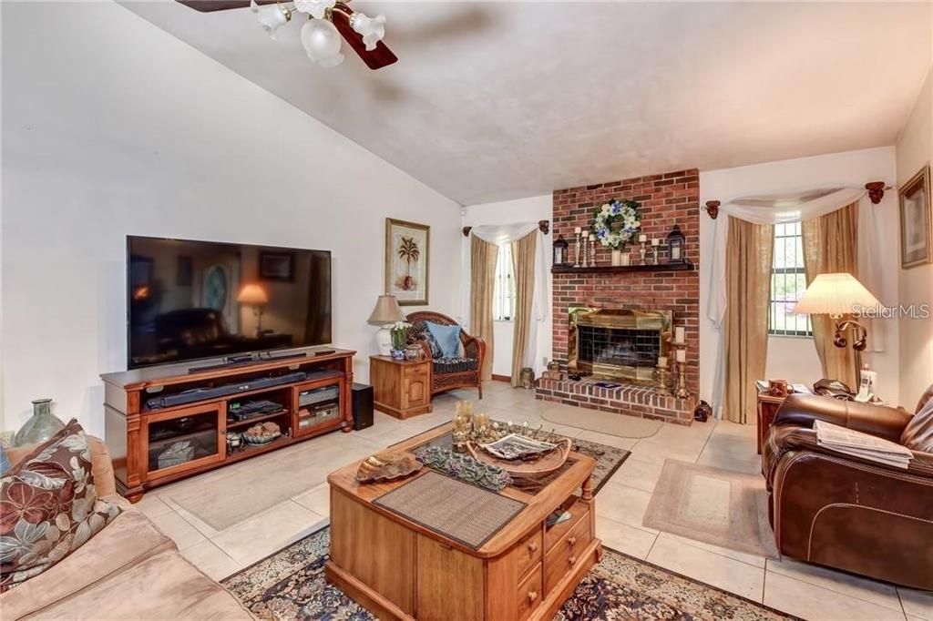 Под контрактом: $525,000 (3 спален, 3 ванн, 1874 Квадратных фут)