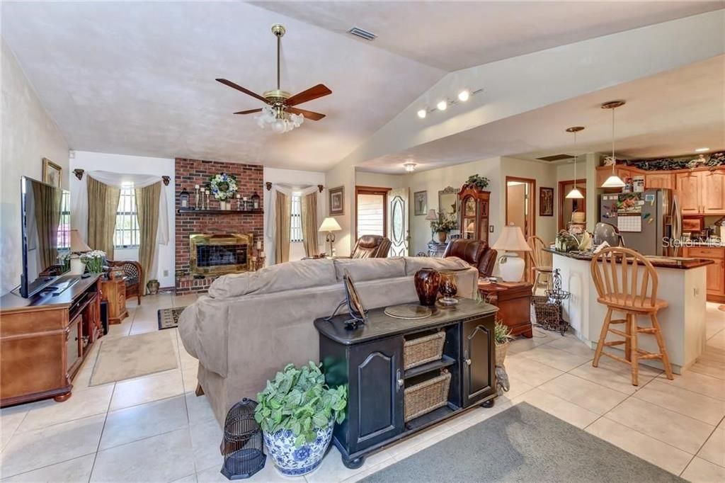 Под контрактом: $525,000 (3 спален, 3 ванн, 1874 Квадратных фут)