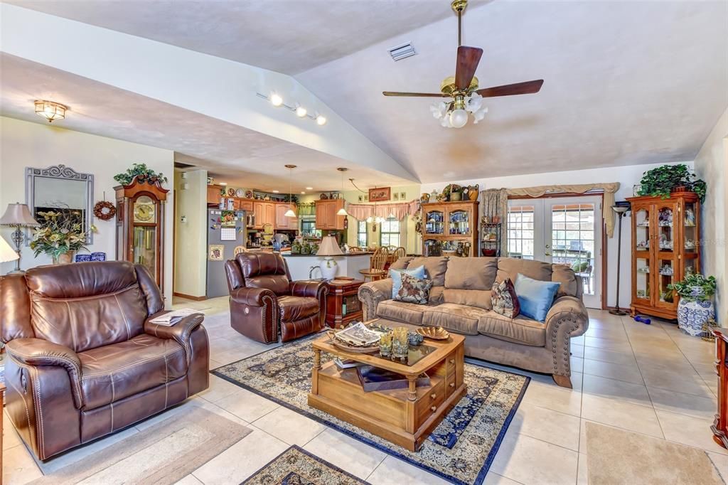 Под контрактом: $525,000 (3 спален, 3 ванн, 1874 Квадратных фут)