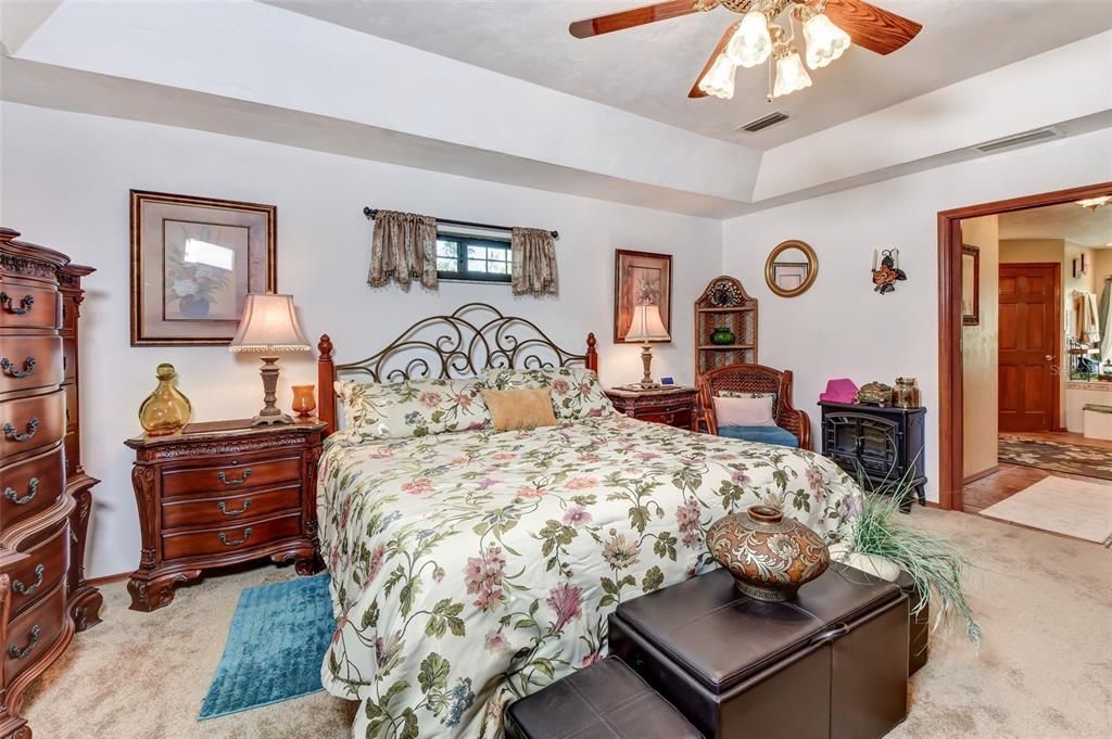 Под контрактом: $525,000 (3 спален, 3 ванн, 1874 Квадратных фут)