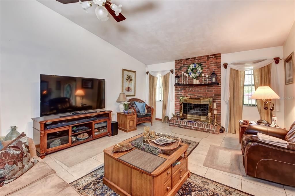 Под контрактом: $525,000 (3 спален, 3 ванн, 1874 Квадратных фут)