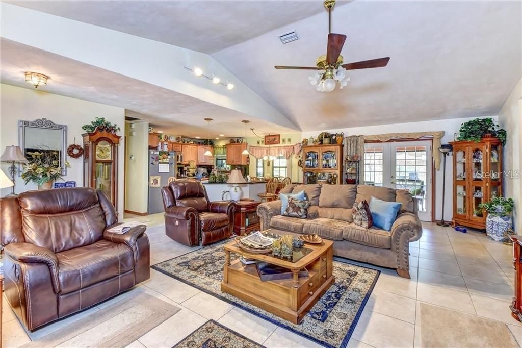 Под контрактом: $525,000 (3 спален, 3 ванн, 1874 Квадратных фут)