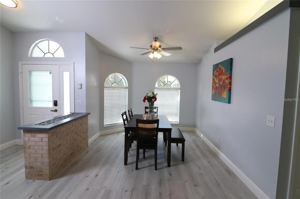 合同活跃: $349,995 (3 贝兹, 2 浴室, 1652 平方英尺)