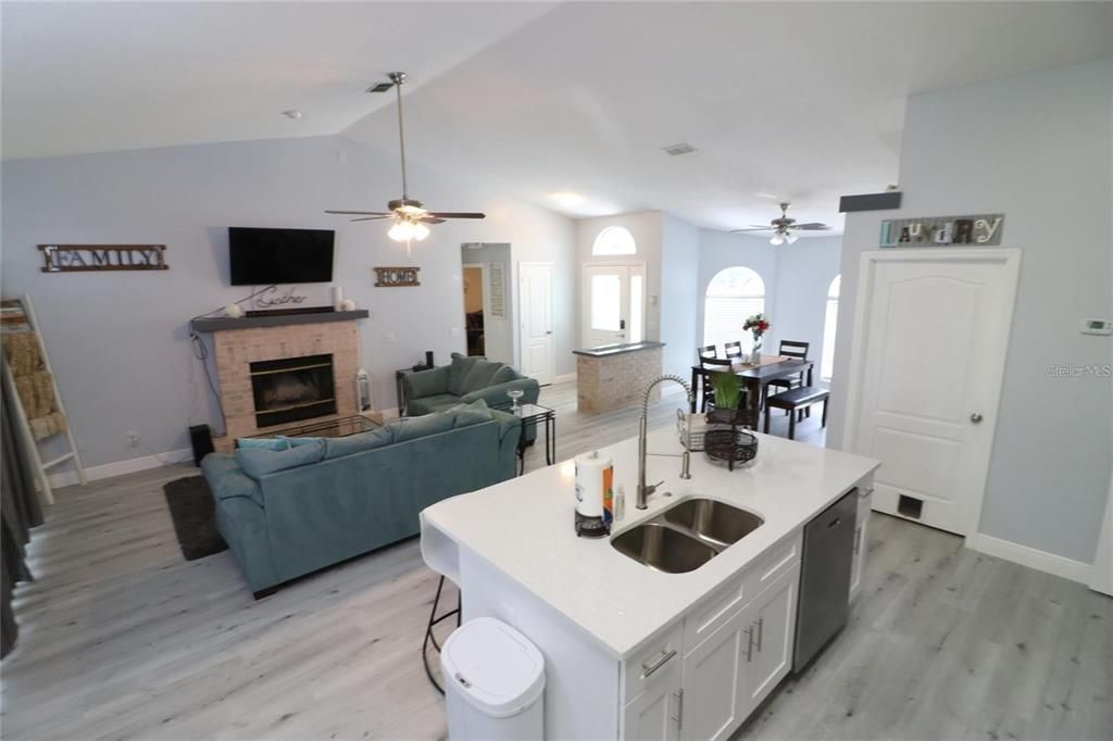 合同活跃: $349,995 (3 贝兹, 2 浴室, 1652 平方英尺)