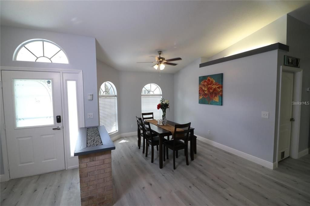 合同活跃: $349,995 (3 贝兹, 2 浴室, 1652 平方英尺)