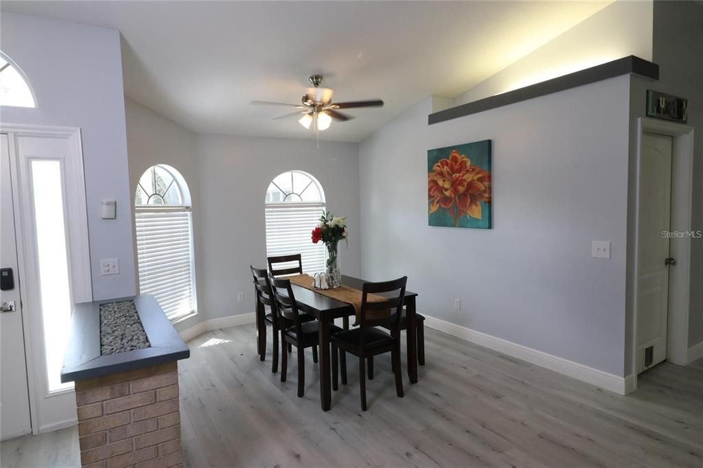 合同活跃: $349,995 (3 贝兹, 2 浴室, 1652 平方英尺)