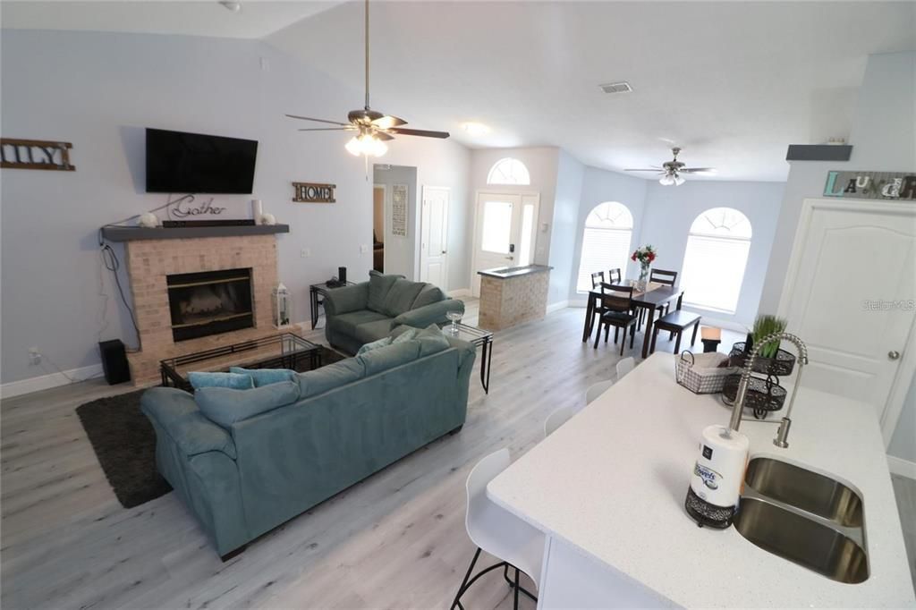 合同活跃: $349,995 (3 贝兹, 2 浴室, 1652 平方英尺)